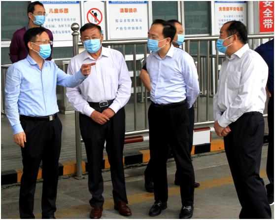 省交通运输厅党组书记、厅长章义来到集团公司阜阳远程汽车中心站检查清静生产事情